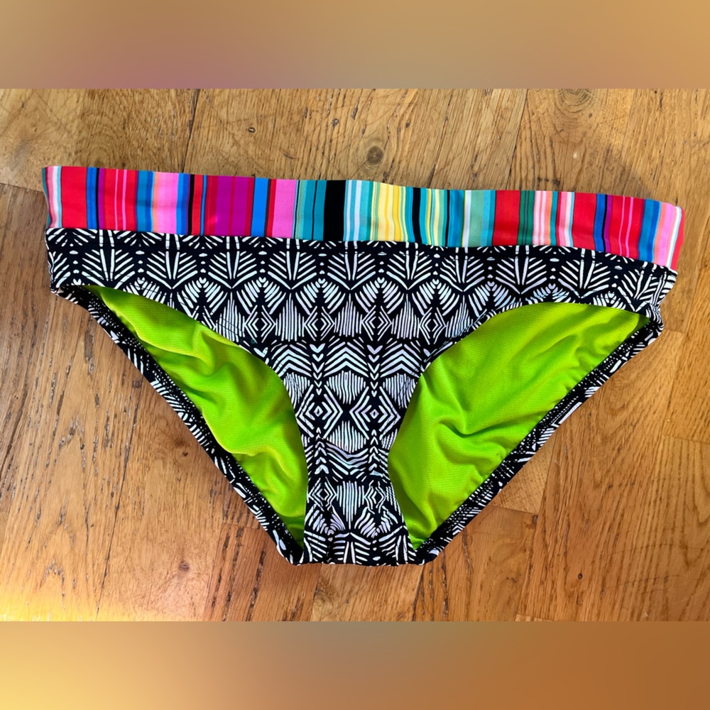 Title Nine Black & White Geometric Three-Piece Bikini Set with Neon Lime Lining - Picture 4 of 11